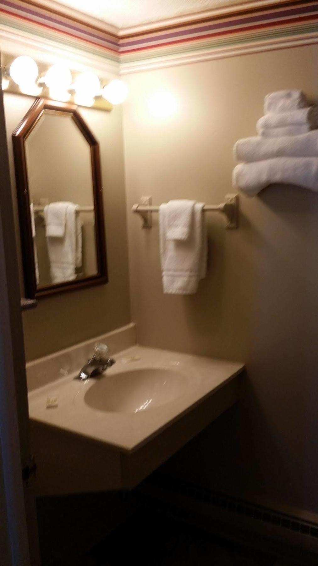 גריילינג River Country Motor Lodge מראה חיצוני תמונה